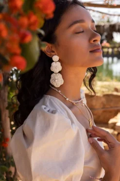 My Jewellery Island Boucles D'oreilles Avec Fleurs Blanches Et Perles Clearance